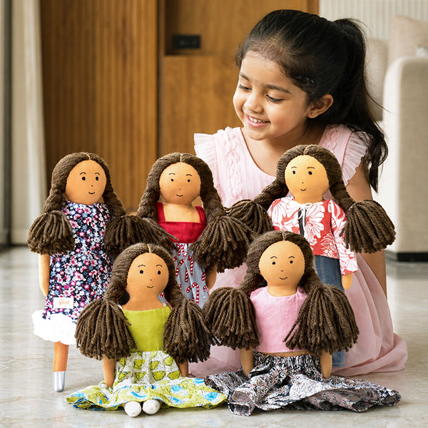 Sleepover at Nilah’s – Nilah Bundle (5 Dolls)